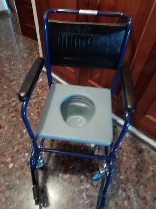 Sedia a rotelle per il bagno blu