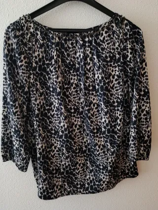 Blusa animal print nueva, de SFERA