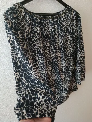 Blusa animal print nueva, de SFERA