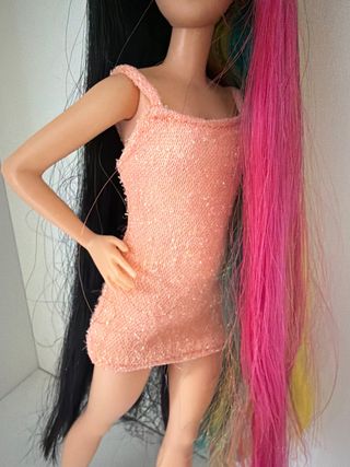 Barbie con pelo bicolor y vestido rosa