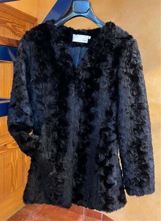 Abrigo de pelo negro