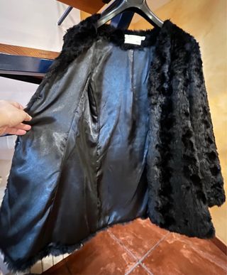 Abrigo de pelo negro