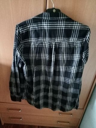 Camisa de cuadros blanca y negra