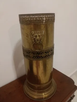 Paragüero de latón con león