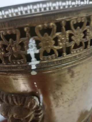 Paragüero de latón con león