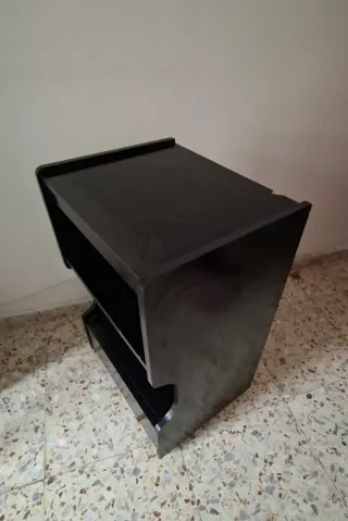 Mesa auxiliar negra con cajón y ruedas