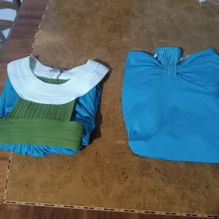 Top azul y verde con cuello blanco