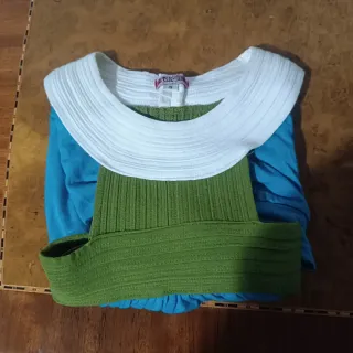 Top azul y verde con cuello blanco