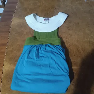 Top azul y verde con cuello blanco