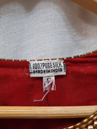 Blusa/Chaqueta Roja con Brillantes Dorados y Negro