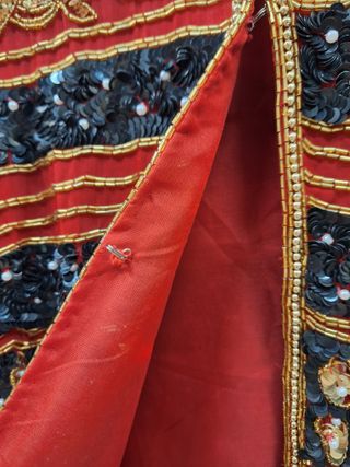 Blusa/Chaqueta Roja con Brillantes Dorados y Negro