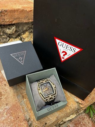 Reloj Guess Dorado y Negro con Brillo