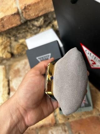 Reloj Guess Dorado y Negro con Brillo