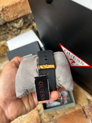 Reloj Guess Dorado y Negro con Brillo