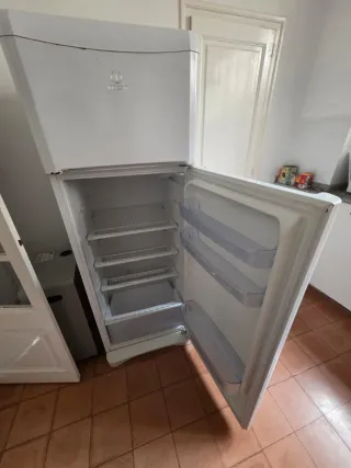 Nevera Indesit.
