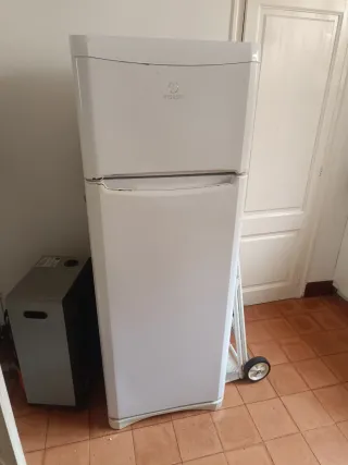 Nevera Indesit.