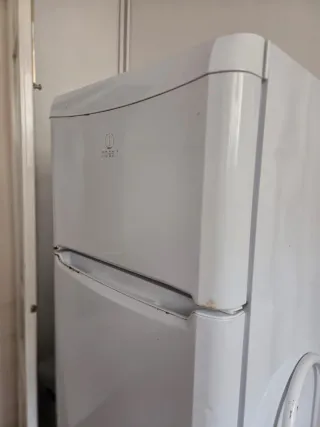 Nevera Indesit.