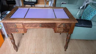 Escritorio restaurado con tapa de cristal
