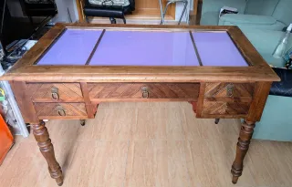 Escritorio restaurado con tapa de cristal