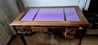 Escritorio restaurado con tapa de cristal