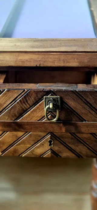 Escritorio restaurado con tapa de cristal