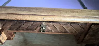 Escritorio restaurado con tapa de cristal