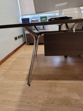 Tavolo da ufficio Actiu con ala, cassettiera e faldone