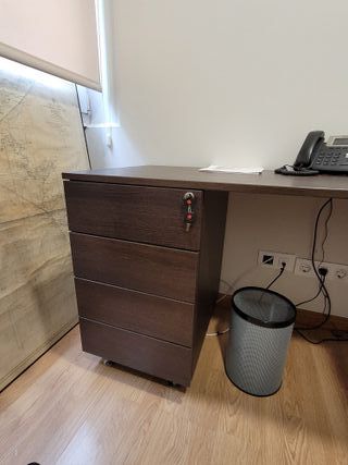 Tavolo da ufficio Actiu con ala, cassettiera e faldone