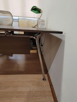 Tavolo da ufficio Actiu con ala, cassettiera e faldone