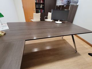 Tavolo da ufficio Actiu con ala, cassettiera e faldone