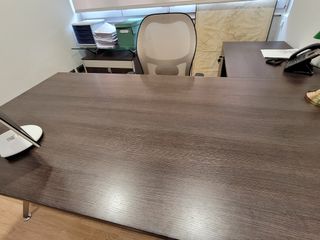 Tavolo da ufficio Actiu con ala, cassettiera e faldone