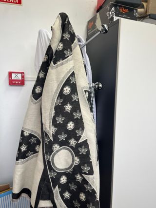 Bufanda beige y negra con estampado