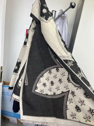 Bufanda beige y negra con estampado