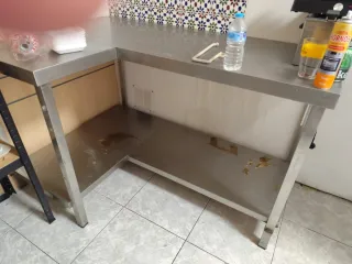 Mesa de acero inoxidable en L