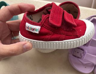 Lote Zapatillas Victoria y Sandalias Sfera Talla 1