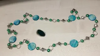 Collar de cuentas verdes y azules + anillo verde