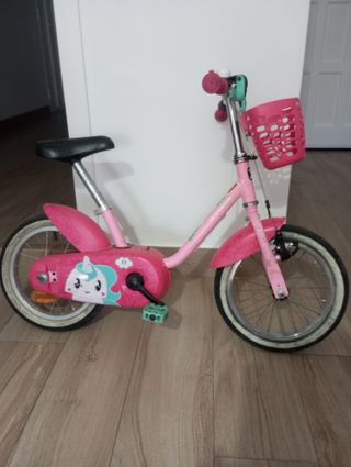 Bicicleta infantil rosa con cesta