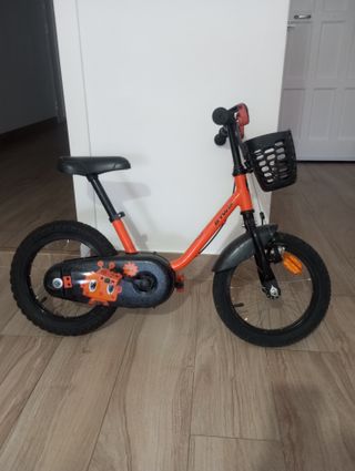 Bicicleta infantil rosa con cesta