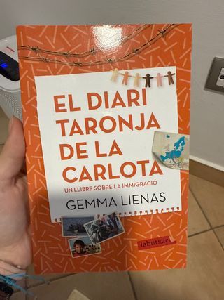 El diari taronja de la Carlota: Un llibre sobre...