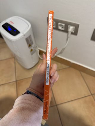 El diari taronja de la Carlota: Un llibre sobre...