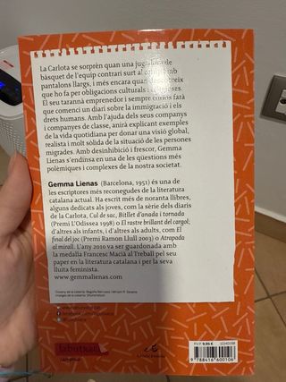 El diari taronja de la Carlota: Un llibre sobre...