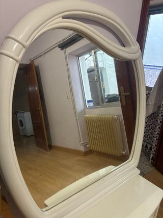 Espejo redondo y tocador blanco