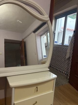 Espejo redondo y tocador blanco