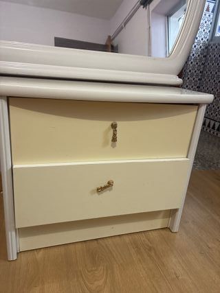 Espejo redondo y tocador blanco