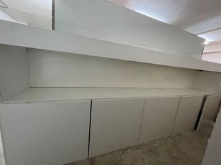 2 Muebles Blancos con Compartimentos y Luz