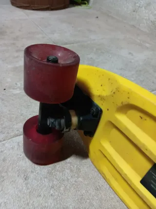 Monopatín amarillo para principiantes