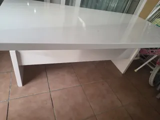 Mesa blanca de centro elevable