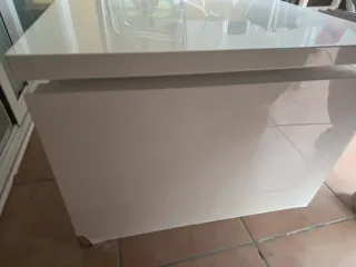 Mesa blanca de centro elevable