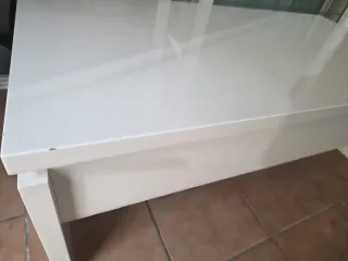 Mesa blanca de centro elevable