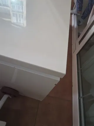 Mesa blanca de centro elevable